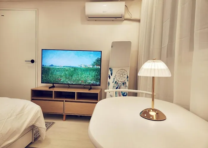 Villa Clould 3 Minutes From Hongik Subway Station, 5 Minutes From Hongik Main Gate, 10 Minutes From Sinchon *