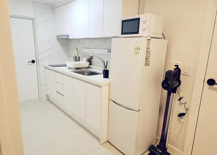 Villa Clould 3 Minutes From Hongik Subway Station, 5 Minutes From Hongik Main Gate, 10 Minutes From Sinchon