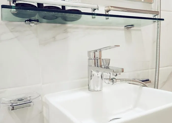 Clould 3 Minutes From Hongik Subway Station, 5 Minutes From Hongik Main Gate, 10 Minutes From Sinchon * Seoel