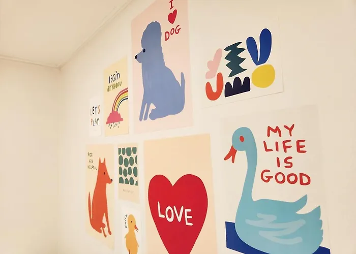 Clould 3 Minutes From Hongik Subway Station, 5 Minutes From Hongik Main Gate, 10 Minutes From Sinchon Villa *