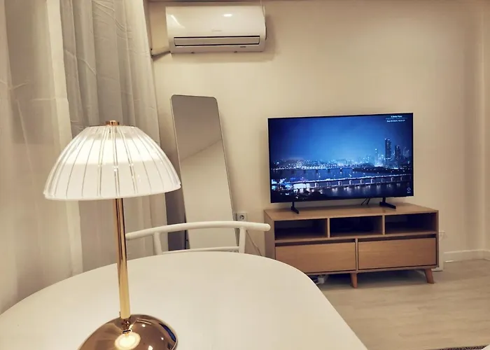 Clould 3 Minutes From Hongik Subway Station, 5 Minutes From Hongik Main Gate, 10 Minutes From Sinchon