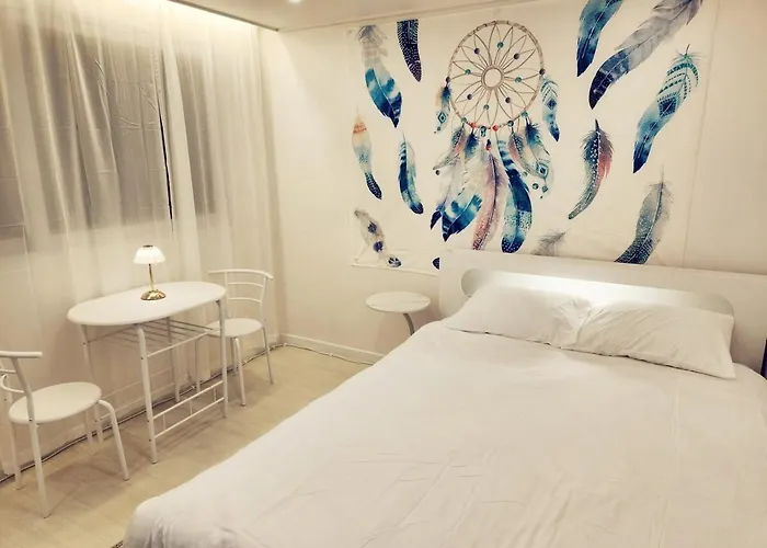 Clould 3 Minutes From Hongik Subway Station, 5 Minutes From Hongik Main Gate, 10 Minutes From Sinchon Villa Seoel