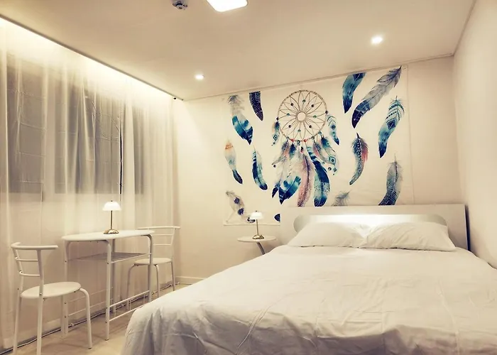 Clould 3 Minutes From Hongik Subway Station, 5 Minutes From Hongik Main Gate, 10 Minutes From Sinchon *