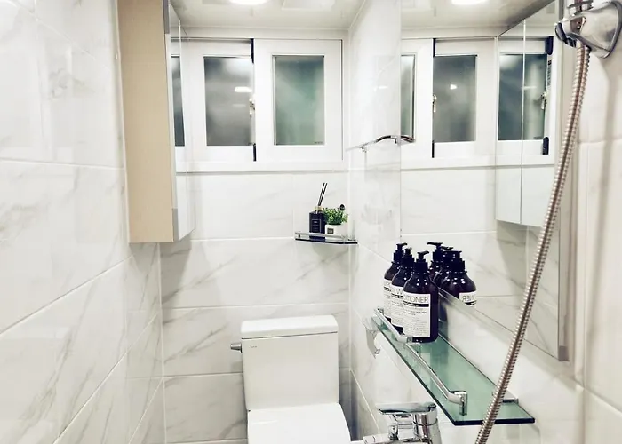 Clould 3 Minutes From Hongik Subway Station, 5 Minutes From Hongik Main Gate, 10 Minutes From Sinchon Villa